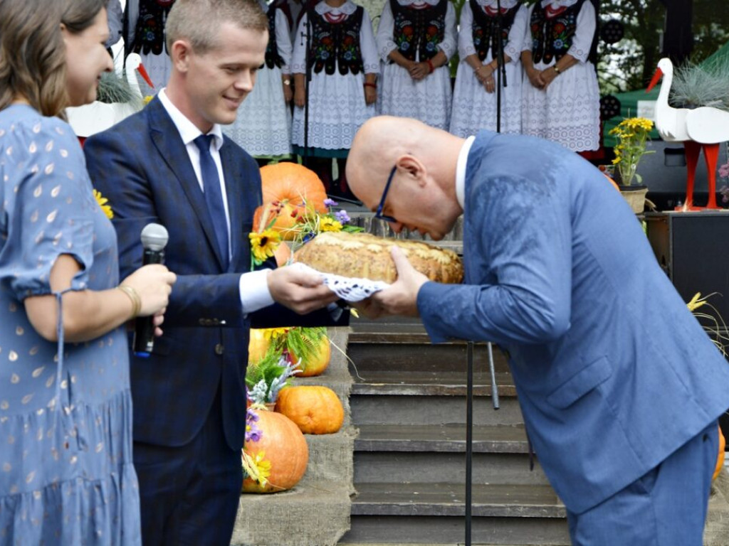 Nawet deszcz nie popsuje dożynek. Radwanice świętują [Zdjęcia]