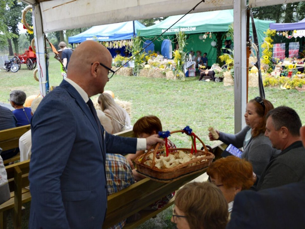 Nawet deszcz nie popsuje dożynek. Radwanice świętują [Zdjęcia]