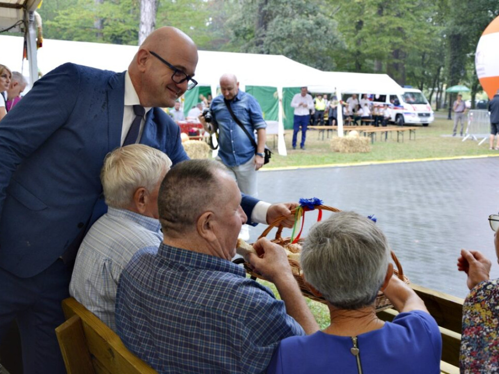 Nawet deszcz nie popsuje dożynek. Radwanice świętują [Zdjęcia]