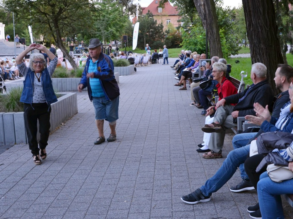 Taki koncert przy fontannie! Muzyki słuchało tam wielu głogowian [ZDJĘCIA]