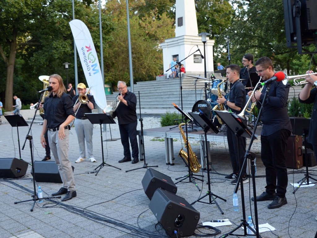 Taki koncert przy fontannie! Muzyki słuchało tam wielu głogowian [ZDJĘCIA]