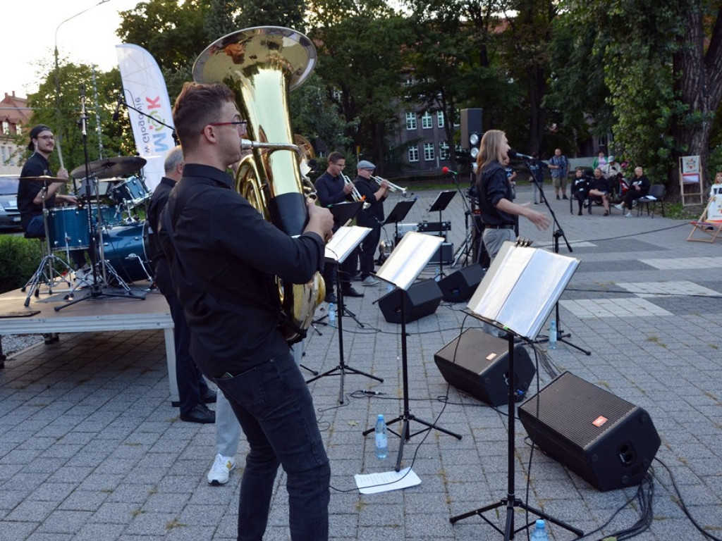 Taki koncert przy fontannie! Muzyki słuchało tam wielu głogowian [ZDJĘCIA]