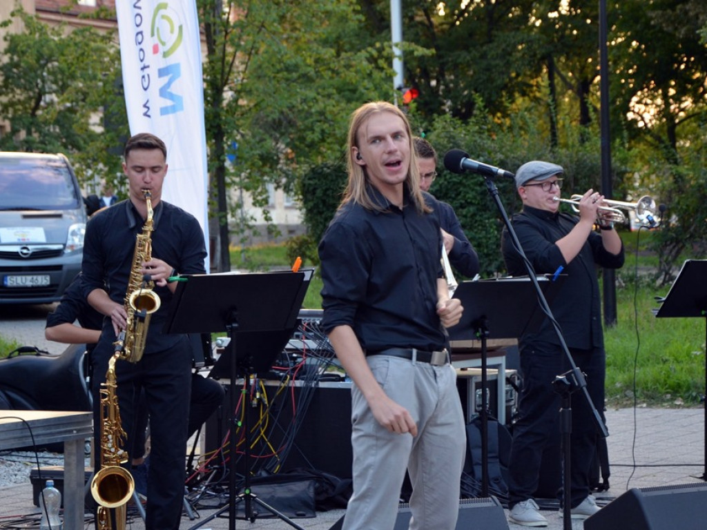 Taki koncert przy fontannie! Muzyki słuchało tam wielu głogowian [ZDJĘCIA]
