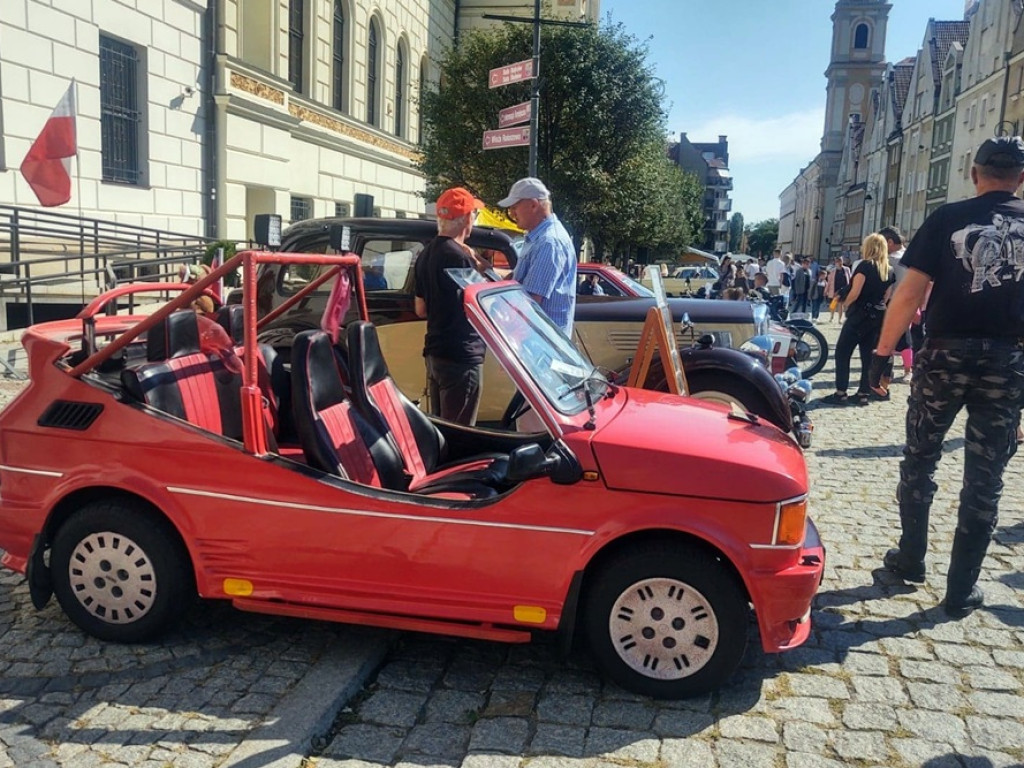 Ale stylowe! Zabytkowe auta na głogowskim rynku [ZDJĘCIA]