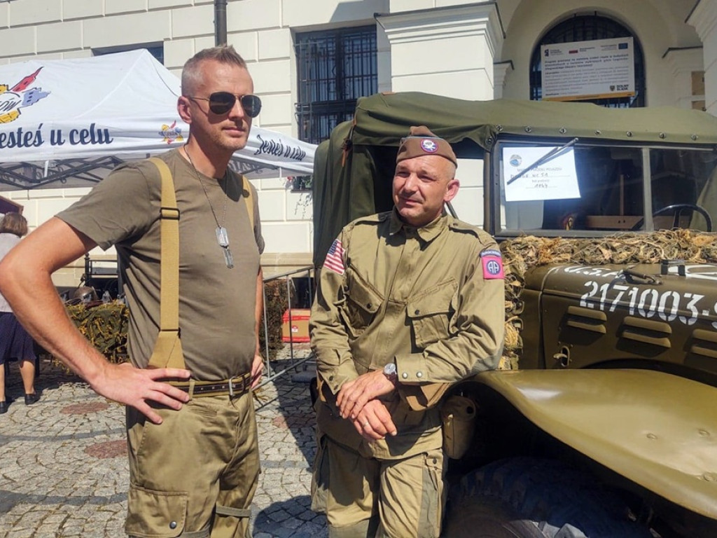 Ale stylowe! Zabytkowe auta na głogowskim rynku [ZDJĘCIA]