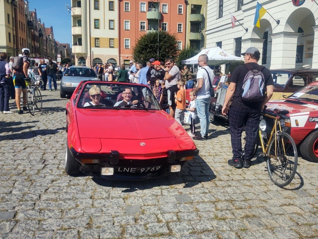 Ale stylowe! Zabytkowe auta na głogowskim rynku [ZDJĘCIA]