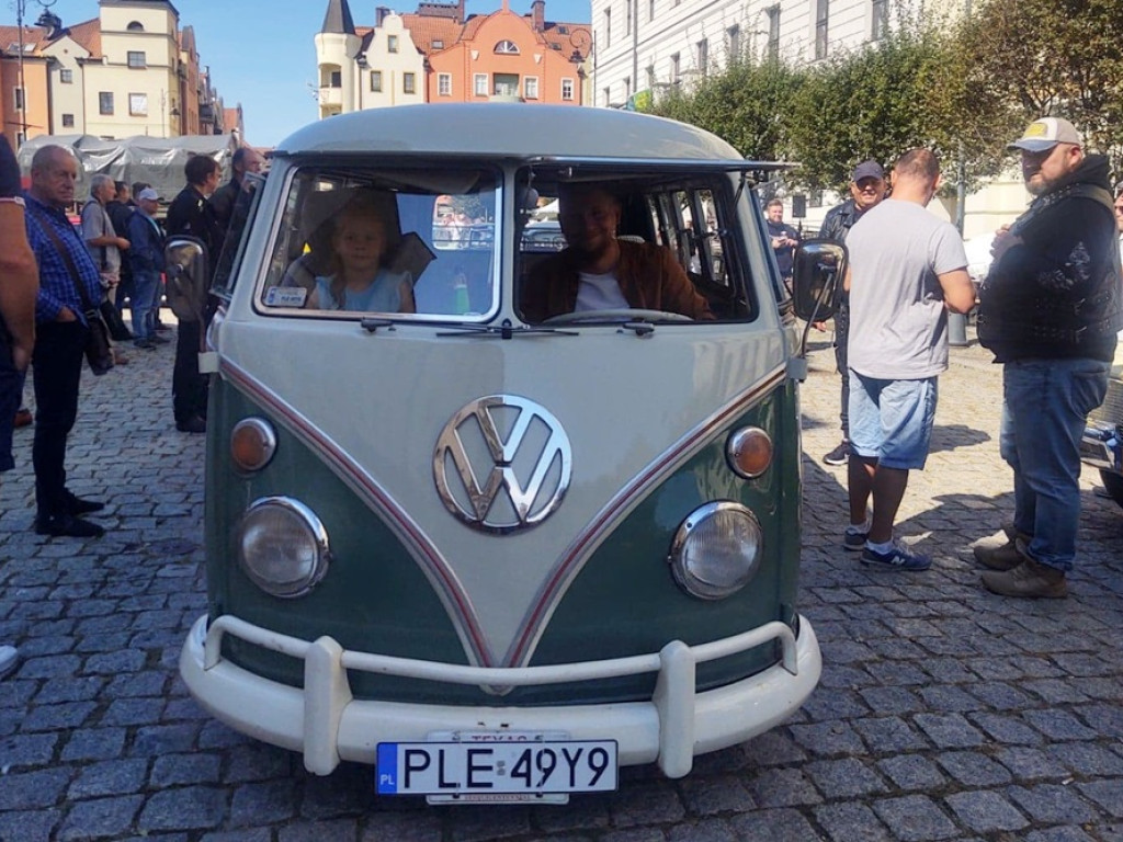 Ale stylowe! Zabytkowe auta na głogowskim rynku [ZDJĘCIA]