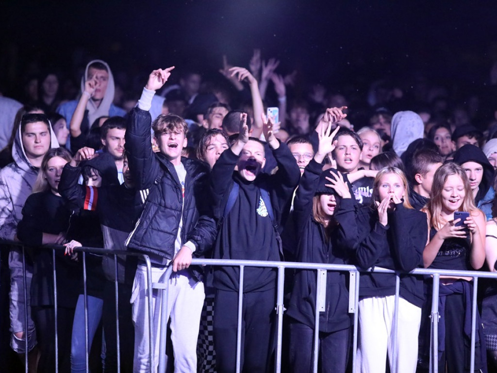 Tak się bawią głogowianie! Na placu festynowym muzyka rap [ZDJĘCIA]