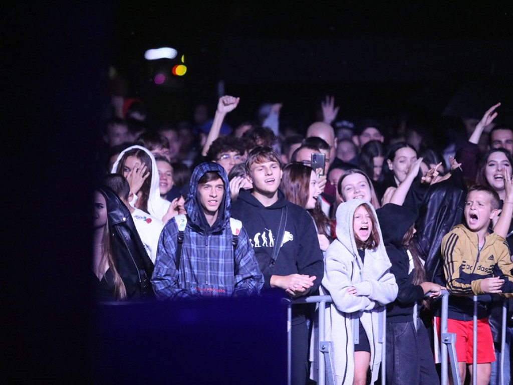 Tak się bawią głogowianie! Na placu festynowym muzyka rap [ZDJĘCIA]