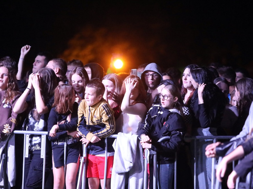 Tak się bawią głogowianie! Na placu festynowym muzyka rap [ZDJĘCIA]