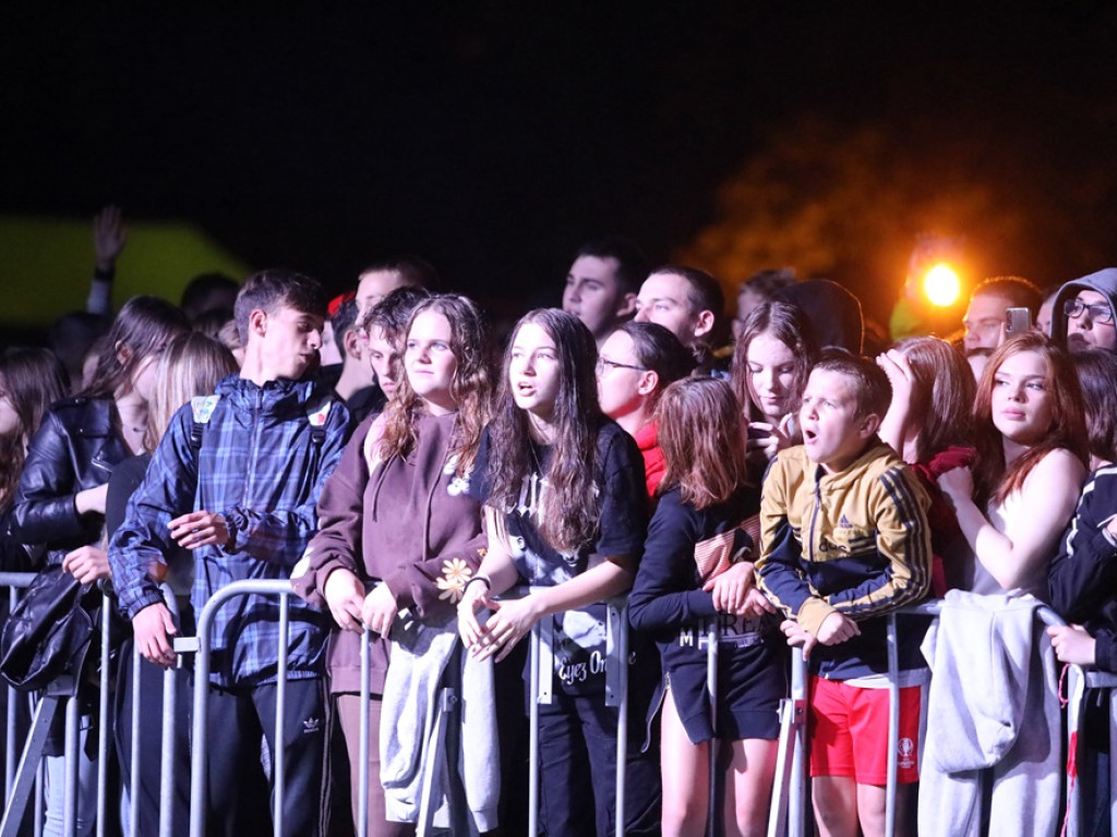 Tak się bawią głogowianie! Na placu festynowym muzyka rap [ZDJĘCIA]