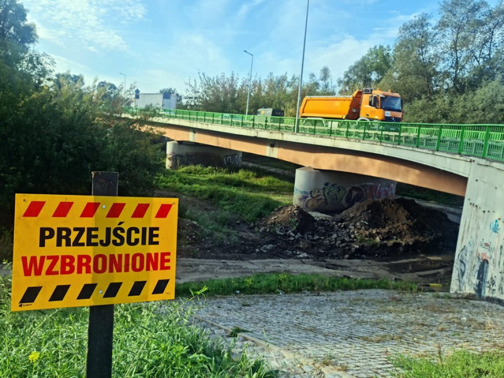 Usypują nasyp i budują tymczasowy most. Zobaczcie [ZDJĘCIA]