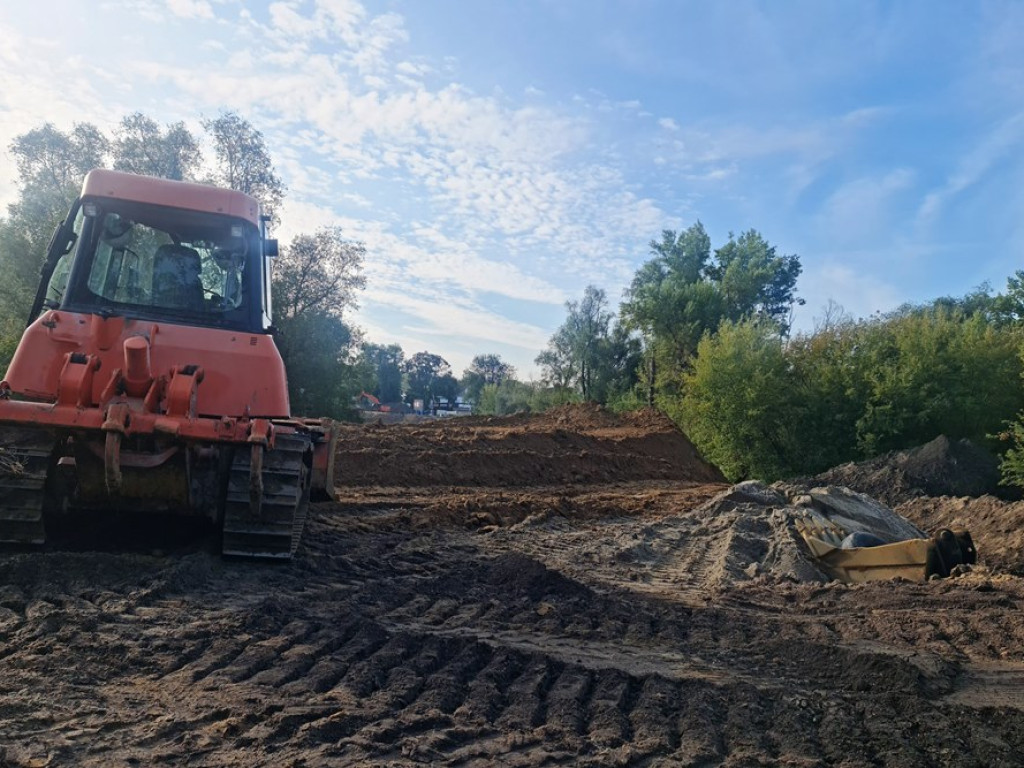 Usypują nasyp i budują tymczasowy most. Zobaczcie [ZDJĘCIA]