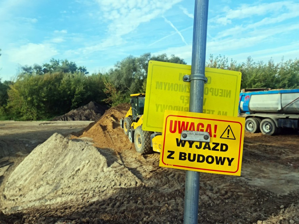 Usypują nasyp i budują tymczasowy most. Zobaczcie [ZDJĘCIA]