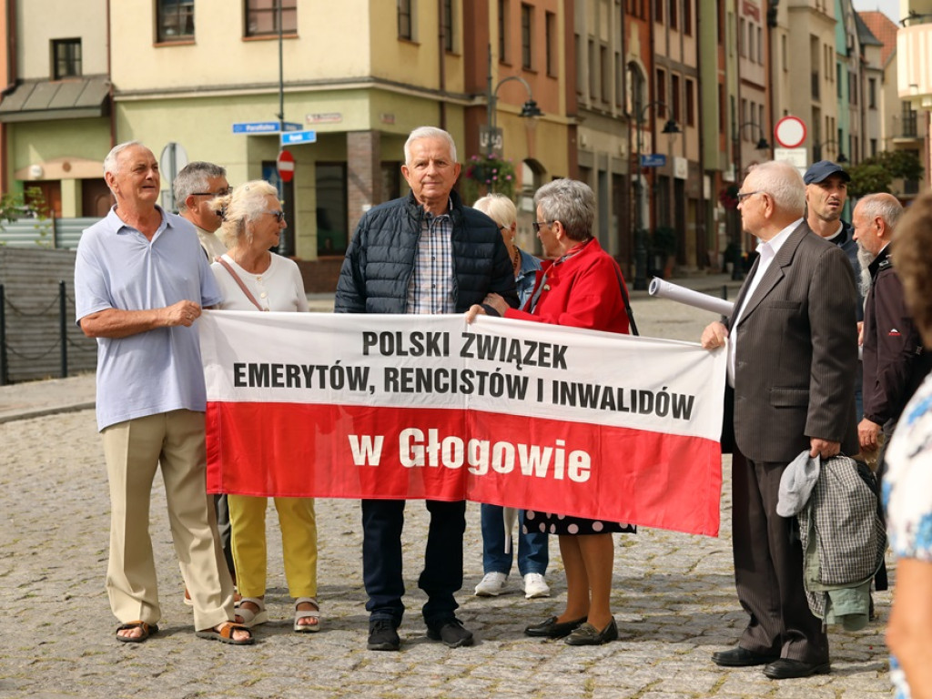 Niepełnosprawni z postulatami i transparentami: Mniej słów, więcej czynów [ZDJĘCIA]