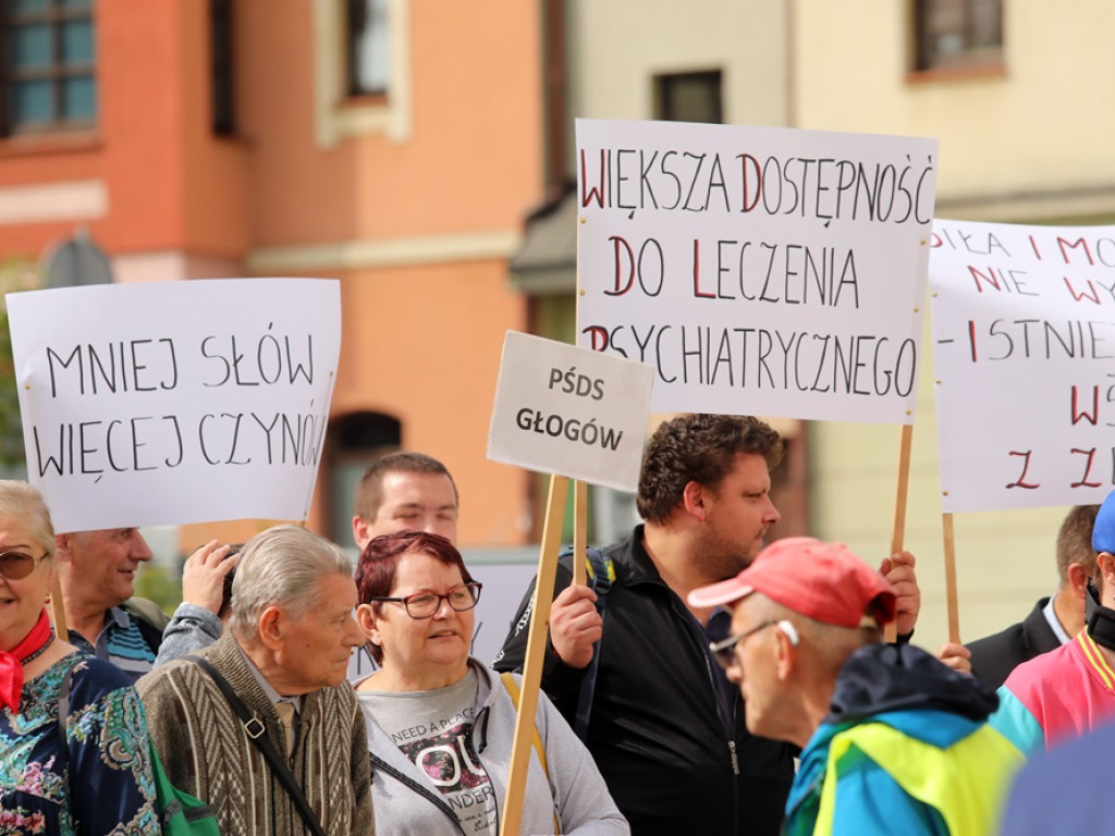 Niepełnosprawni z postulatami i transparentami: Mniej słów, więcej czynów [ZDJĘCIA]