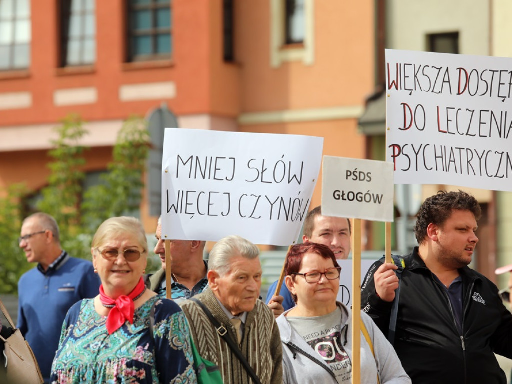 Niepełnosprawni z postulatami i transparentami: Mniej słów, więcej czynów [ZDJĘCIA]