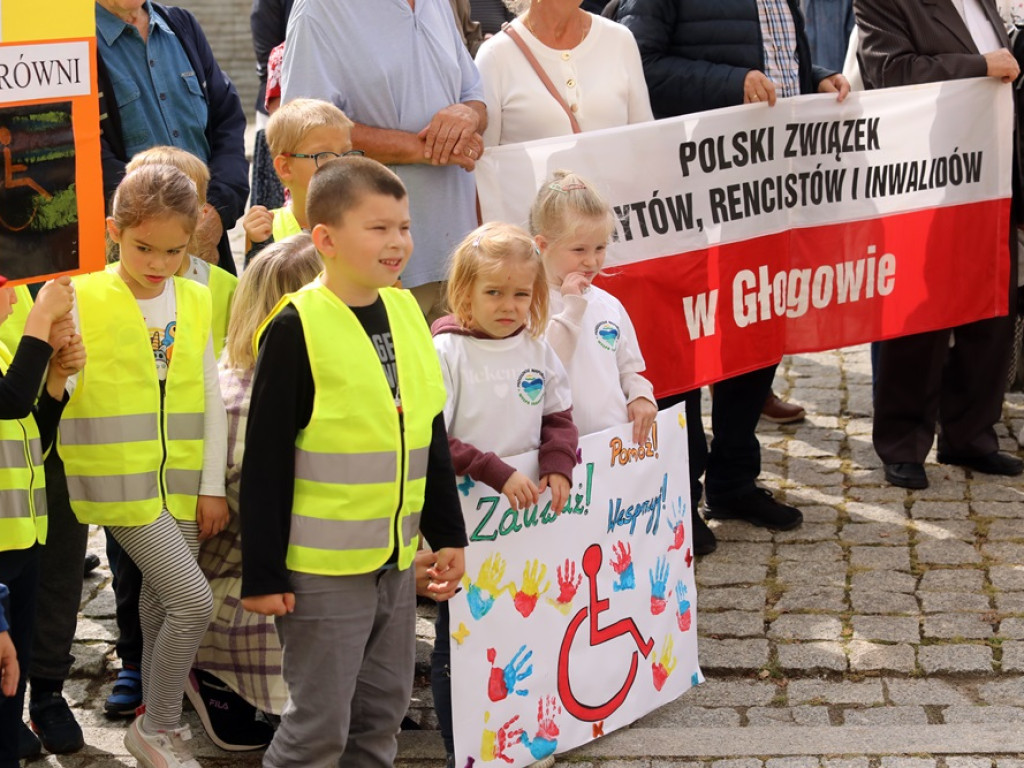 Niepełnosprawni z postulatami i transparentami: Mniej słów, więcej czynów [ZDJĘCIA]
