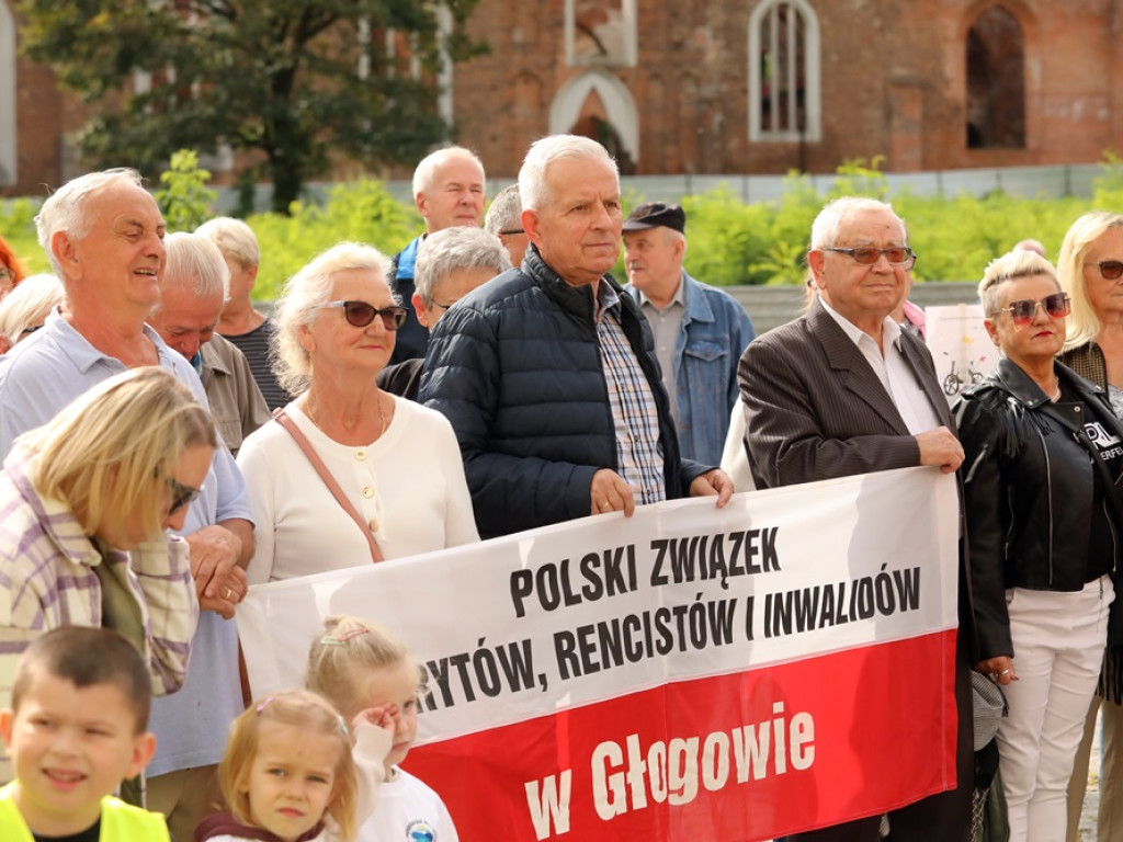 Niepełnosprawni z postulatami i transparentami: Mniej słów, więcej czynów [ZDJĘCIA]