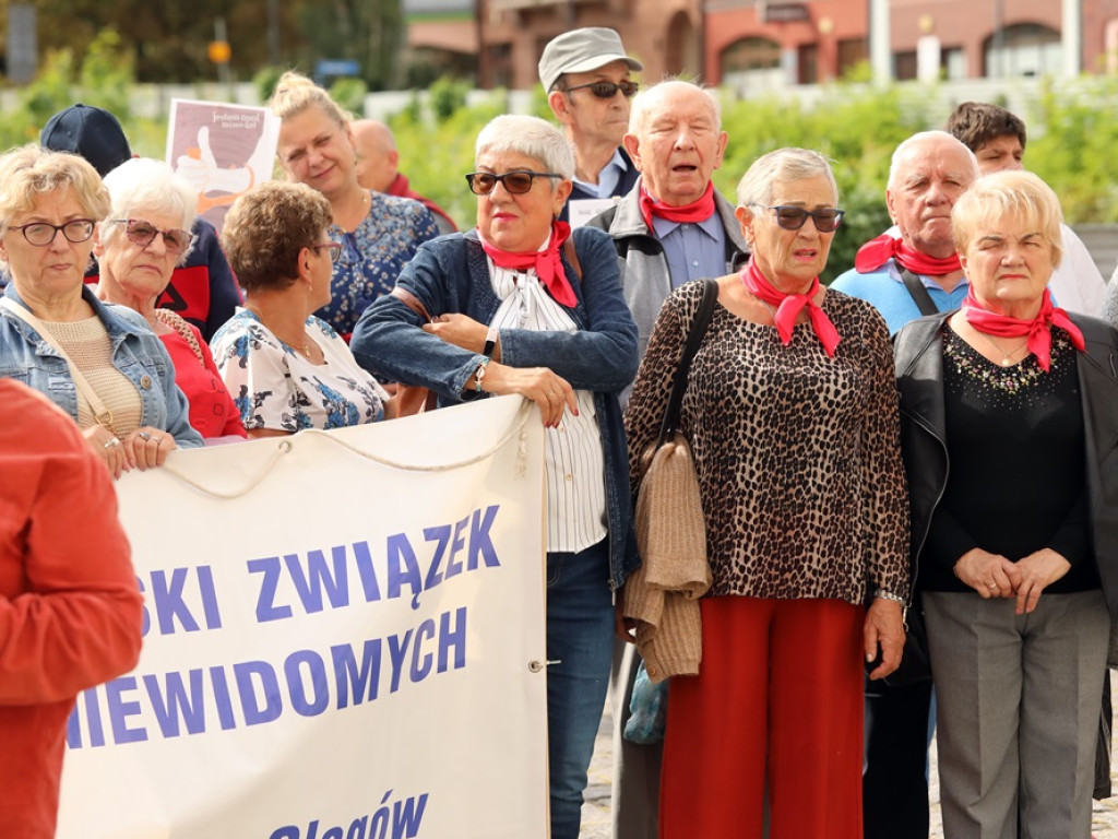 Niepełnosprawni z postulatami i transparentami: Mniej słów, więcej czynów [ZDJĘCIA]