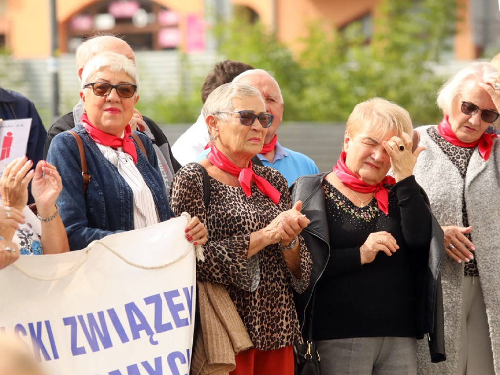 Niepełnosprawni z postulatami i transparentami: Mniej słów, więcej czynów [ZDJĘCIA]