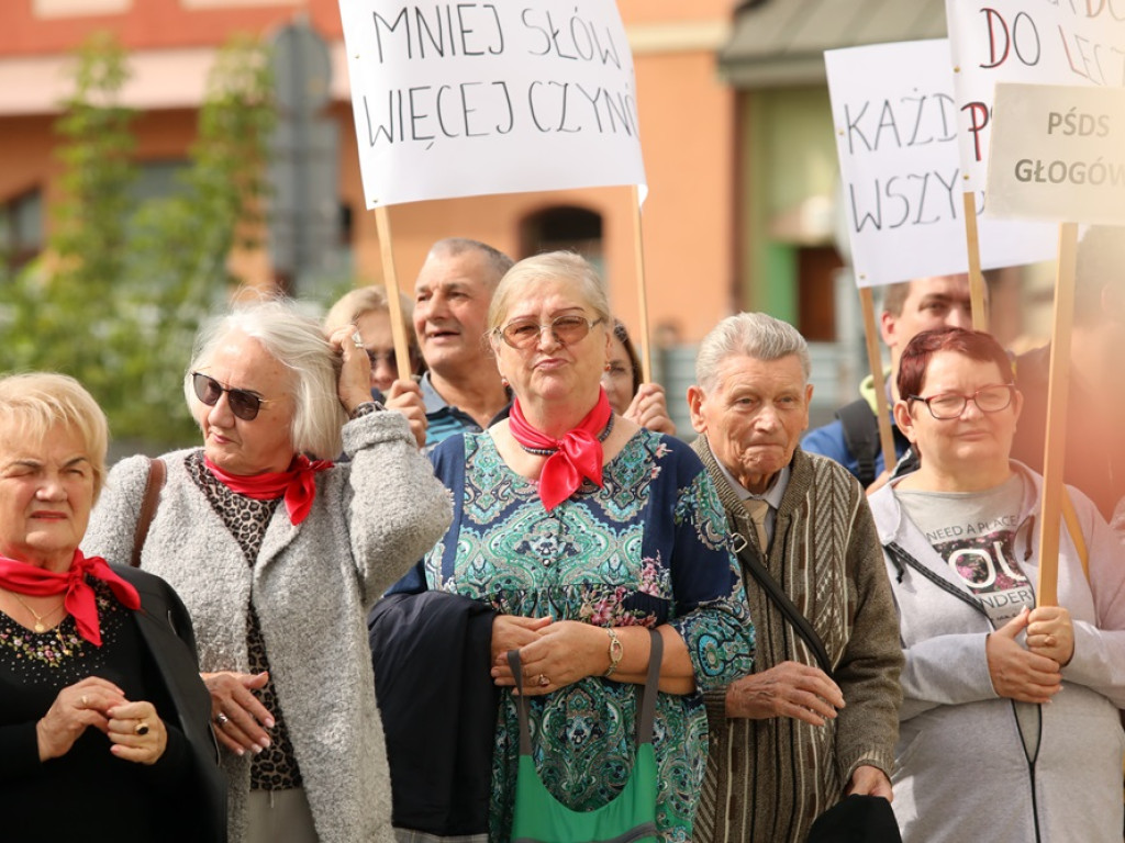 Niepełnosprawni z postulatami i transparentami: Mniej słów, więcej czynów [ZDJĘCIA]