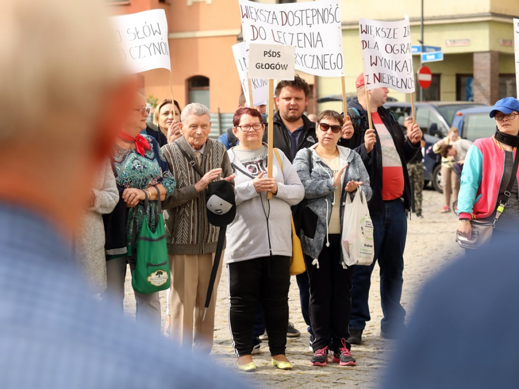 Niepełnosprawni z postulatami i transparentami: Mniej słów, więcej czynów [ZDJĘCIA]