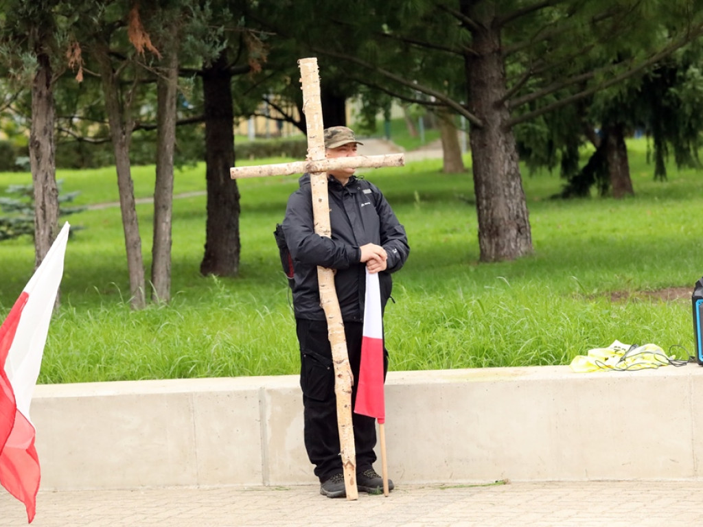 Modlą się o ojczyznę. Patriotyczna pielgrzymka ruszyła do Jakubowa [ZDJĘCIA]