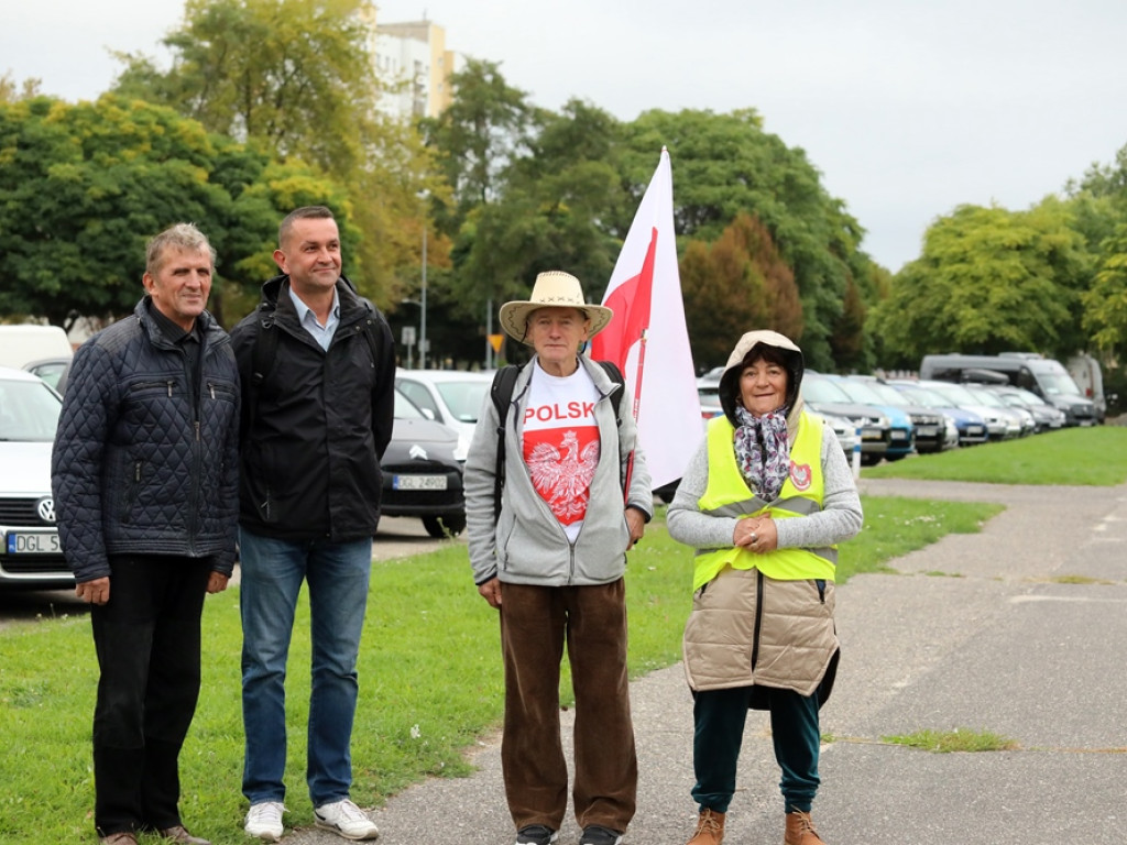 Modlą się o ojczyznę. Patriotyczna pielgrzymka ruszyła do Jakubowa [ZDJĘCIA]