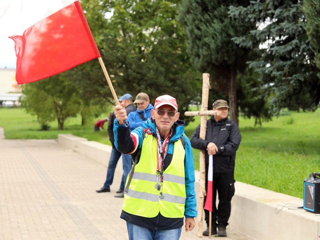 Modlą się o ojczyznę. Patriotyczna pielgrzymka ruszyła do Jakubowa [ZDJĘCIA]