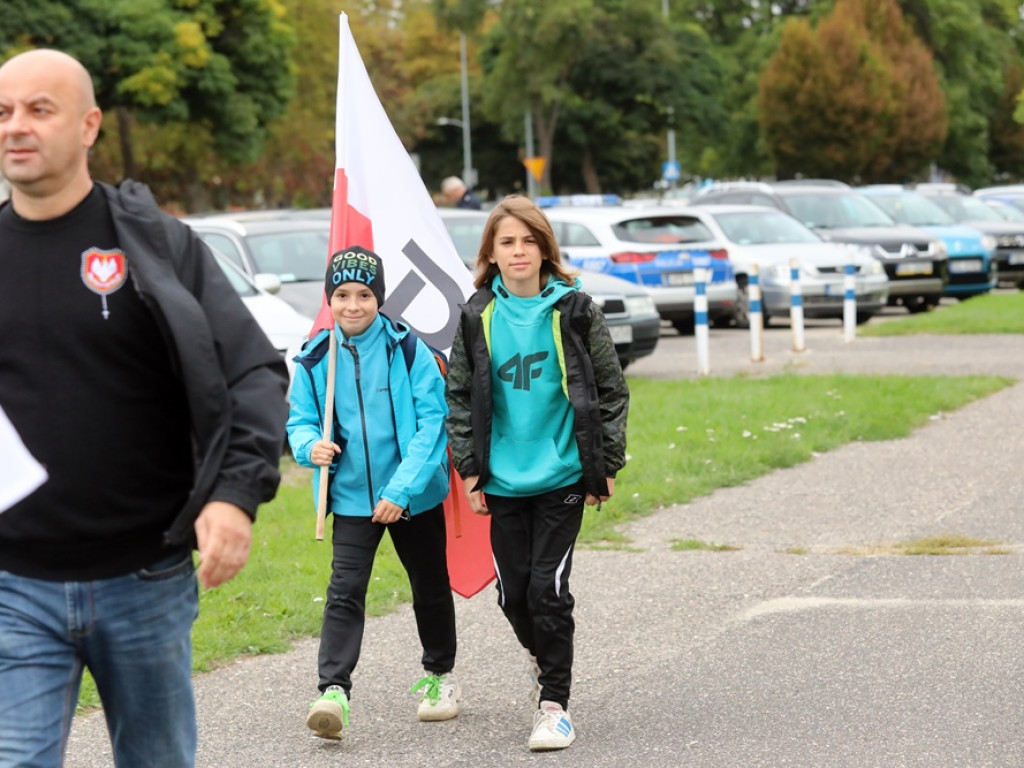 Modlą się o ojczyznę. Patriotyczna pielgrzymka ruszyła do Jakubowa [ZDJĘCIA]