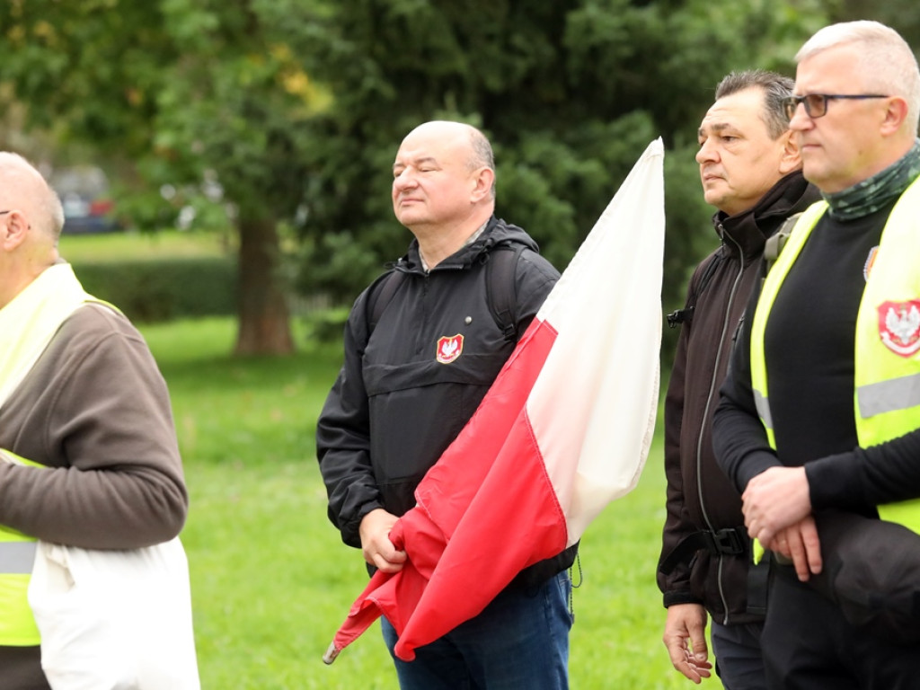 Modlą się o ojczyznę. Patriotyczna pielgrzymka ruszyła do Jakubowa [ZDJĘCIA]
