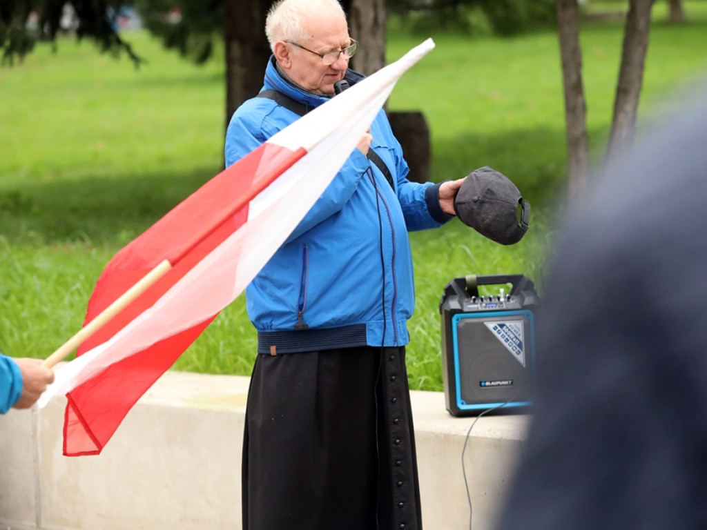 Modlą się o ojczyznę. Patriotyczna pielgrzymka ruszyła do Jakubowa [ZDJĘCIA]