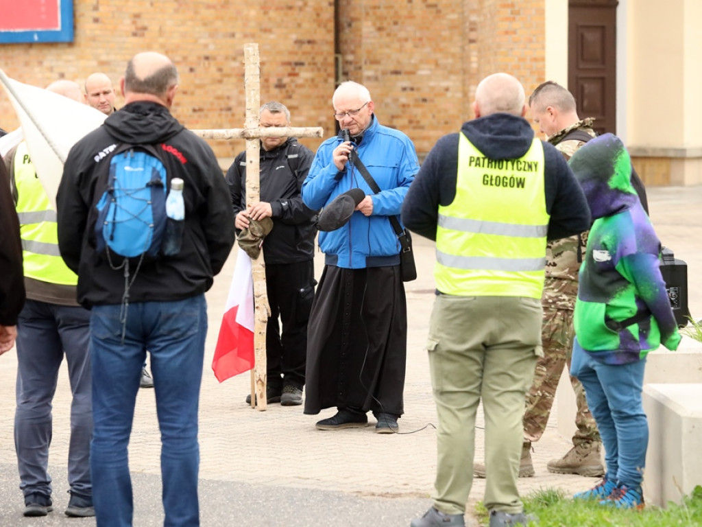 Modlą się o ojczyznę. Patriotyczna pielgrzymka ruszyła do Jakubowa [ZDJĘCIA]
