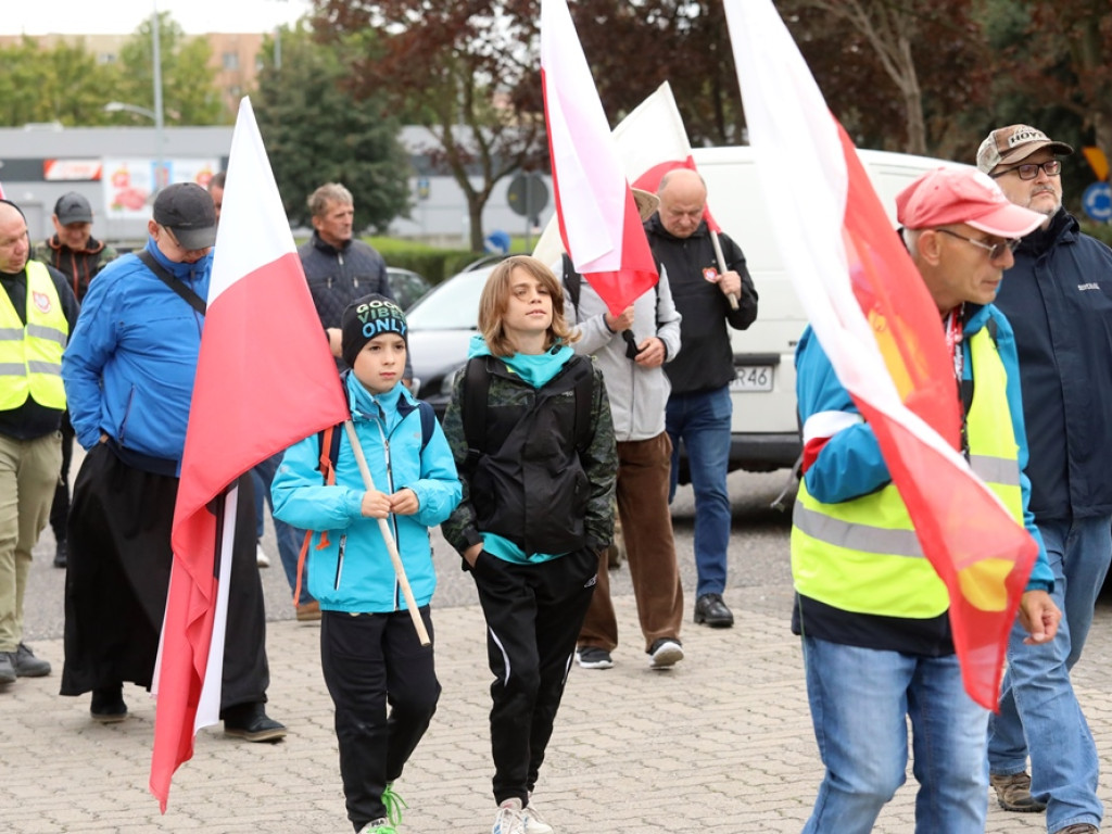 Modlą się o ojczyznę. Patriotyczna pielgrzymka ruszyła do Jakubowa [ZDJĘCIA]