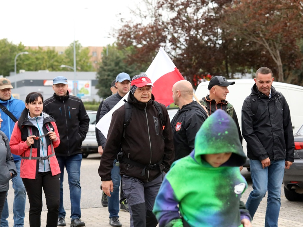 Modlą się o ojczyznę. Patriotyczna pielgrzymka ruszyła do Jakubowa [ZDJĘCIA]