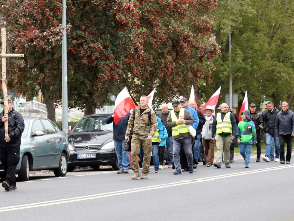 Modlą się o ojczyznę. Patriotyczna pielgrzymka ruszyła do Jakubowa [ZDJĘCIA]