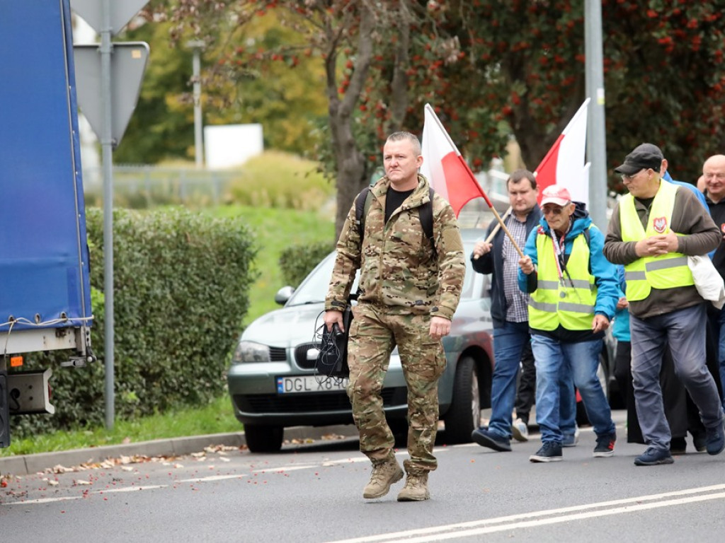 Modlą się o ojczyznę. Patriotyczna pielgrzymka ruszyła do Jakubowa [ZDJĘCIA]