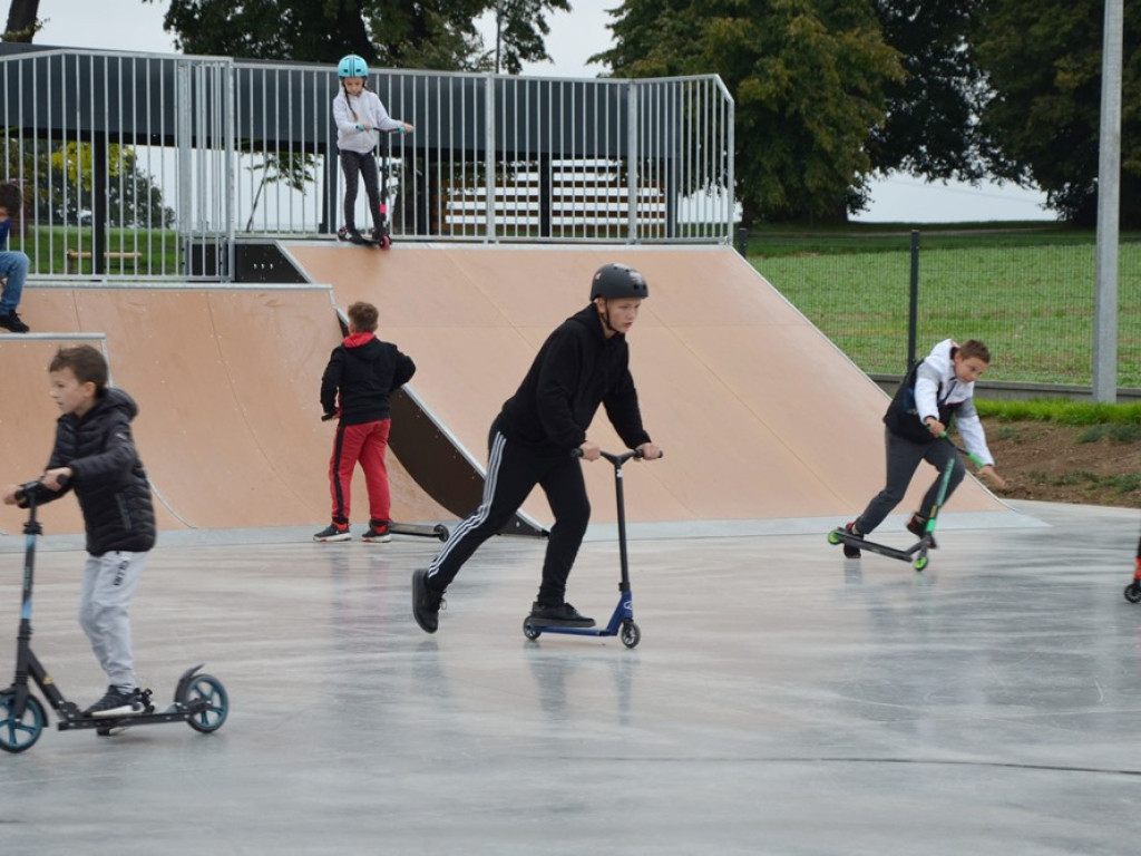 Wstęga przecięta, tort zjedzony, dzieci szczęśliwe - Sport Park otwarty [ZDJĘCIA]