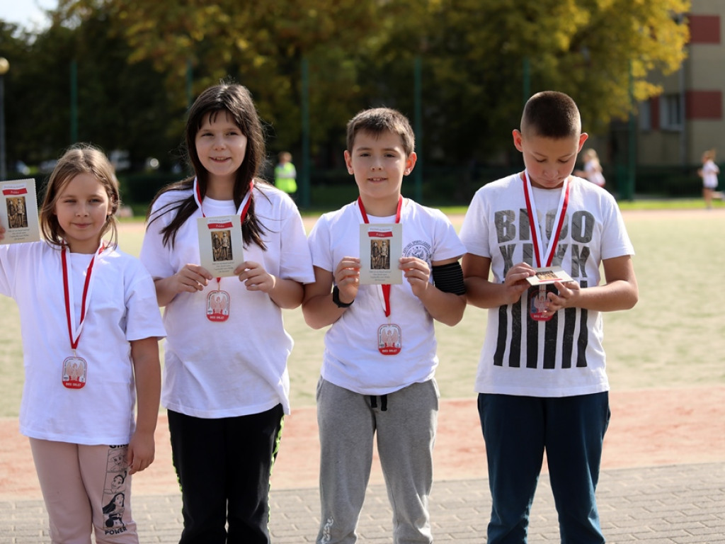 Bieg Orląt w Głogowie. Uczniowie na sportowo i patriotycznie [ZDJĘCIA]