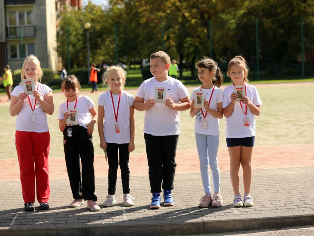 Bieg Orląt w Głogowie. Uczniowie na sportowo i patriotycznie [ZDJĘCIA]
