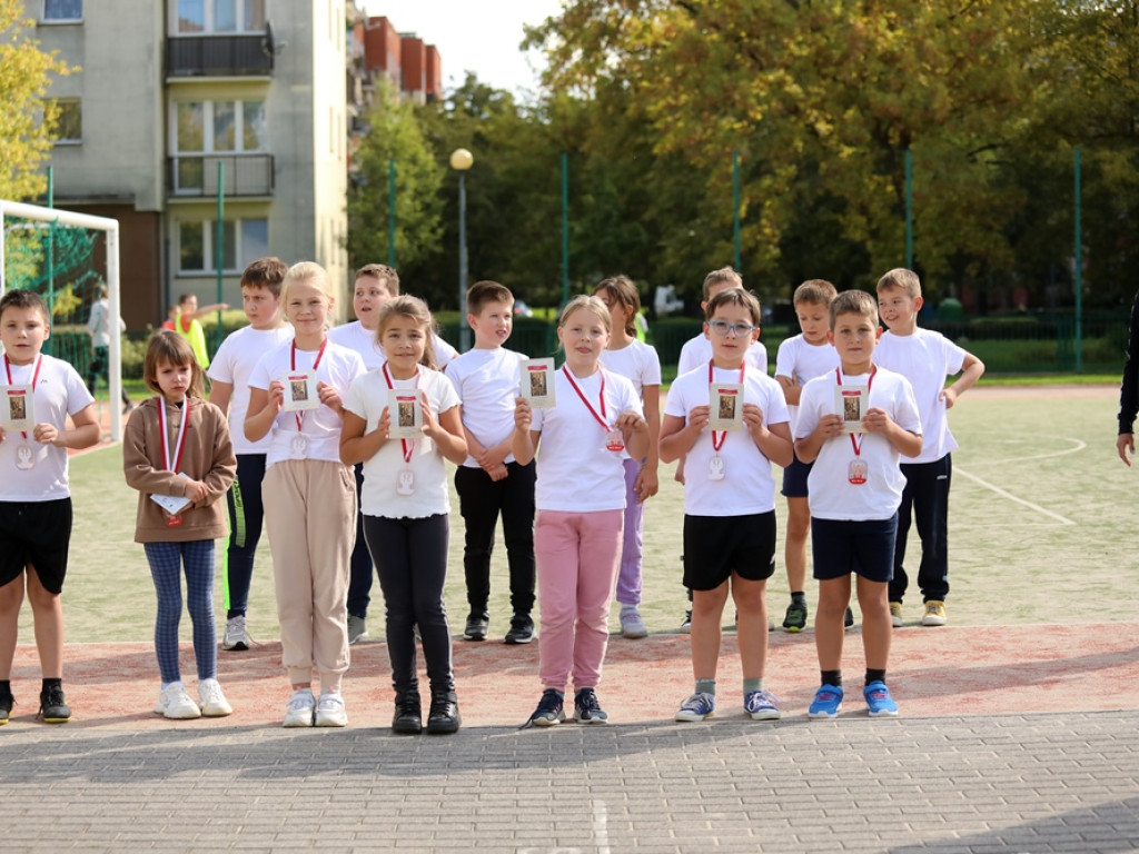 Bieg Orląt w Głogowie. Uczniowie na sportowo i patriotycznie [ZDJĘCIA]