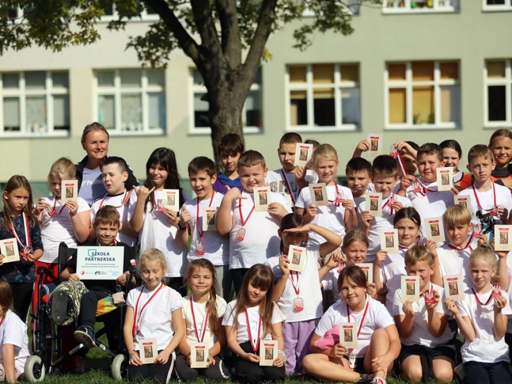 Bieg Orląt w Głogowie. Uczniowie na sportowo i patriotycznie [ZDJĘCIA]