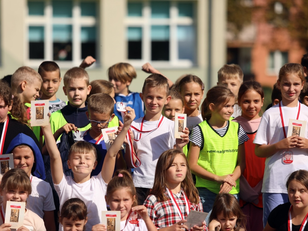 Bieg Orląt w Głogowie. Uczniowie na sportowo i patriotycznie [ZDJĘCIA]