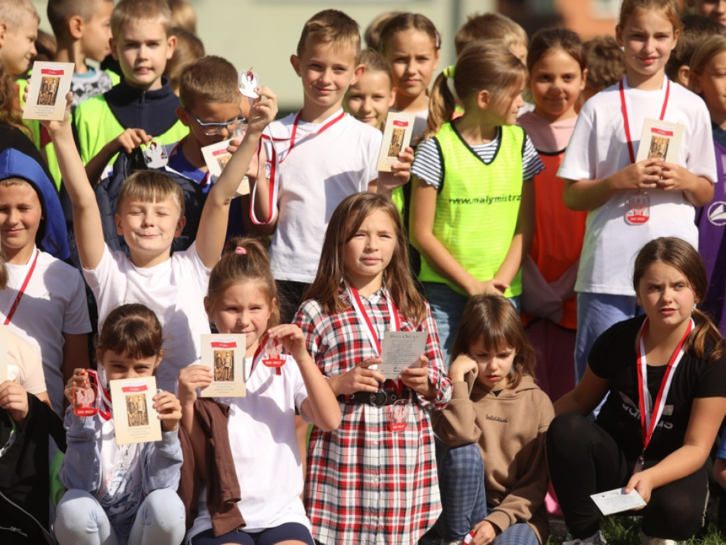 Bieg Orląt w Głogowie. Uczniowie na sportowo i patriotycznie [ZDJĘCIA]