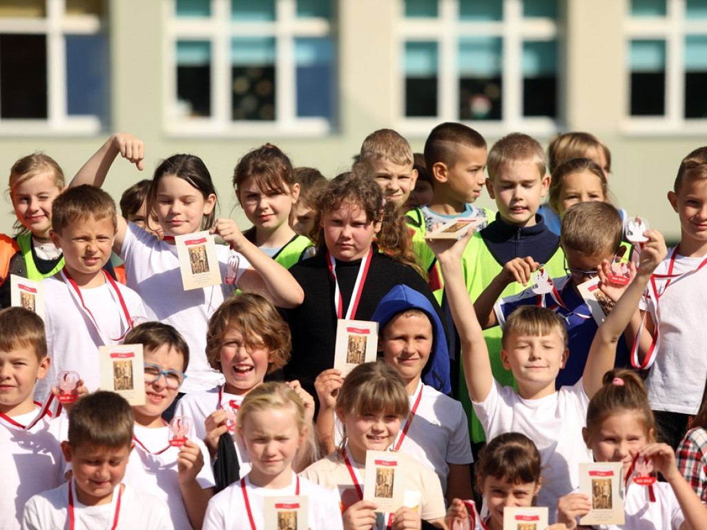 Bieg Orląt w Głogowie. Uczniowie na sportowo i patriotycznie [ZDJĘCIA]