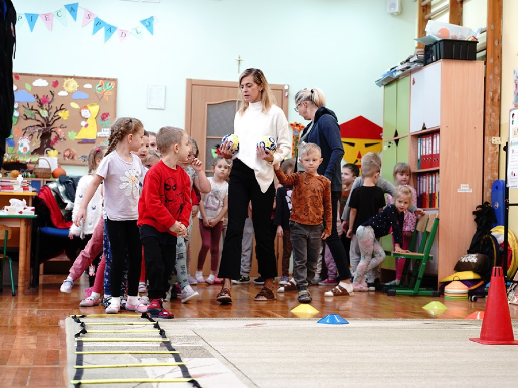 Tydzień na sportowo. Dzieci pograły w piłkę ręczną z zawodnikami Chrobrego [ZDJĘCIA]