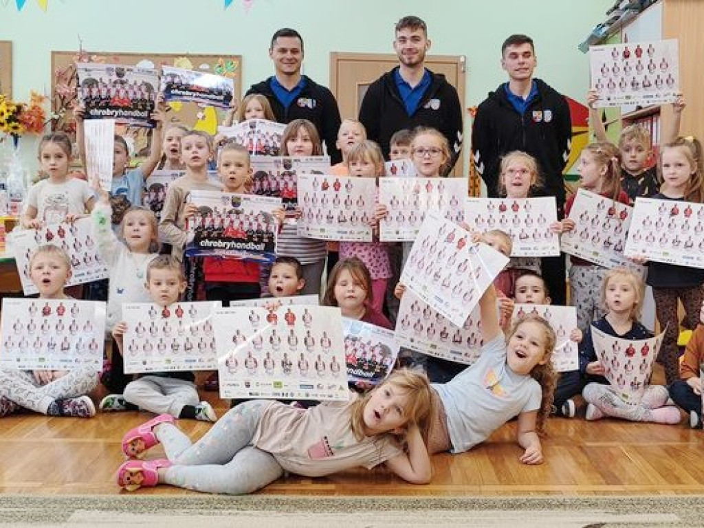 Tydzień na sportowo. Dzieci pograły w piłkę ręczną z zawodnikami Chrobrego [ZDJĘCIA]
