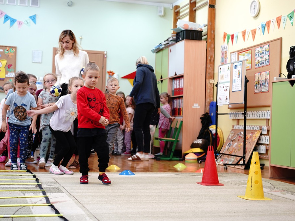 Tydzień na sportowo. Dzieci pograły w piłkę ręczną z zawodnikami Chrobrego [ZDJĘCIA]