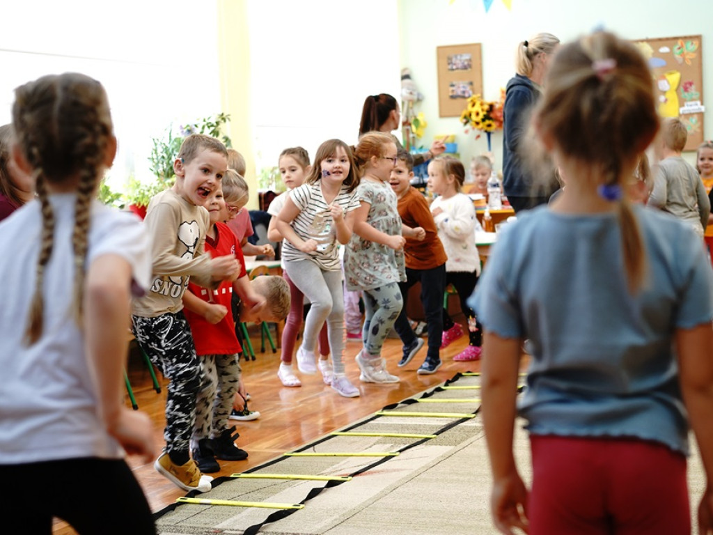 Tydzień na sportowo. Dzieci pograły w piłkę ręczną z zawodnikami Chrobrego [ZDJĘCIA]